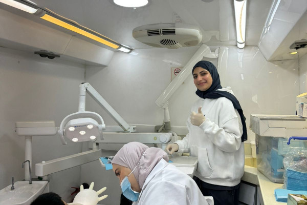طلبة طب الأسنان في جامعة عجمان يقدمون فحوصات توعوية لصحة الفم والأسنان في مدرسة المنار الخاصة