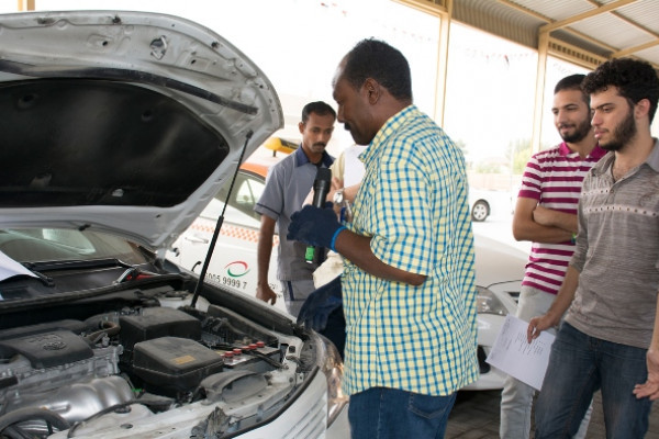 ورشة عمل حول ميكانيك السيارات وصيانتها استهدفت طلبة الجامعة