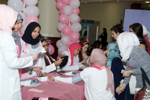 حملة وردية في الجامعة للتوعية بسرطان الثدي
