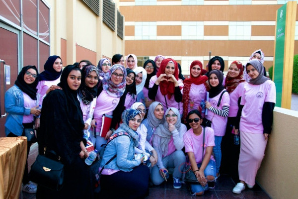 حملة وردية في الجامعة للتوعية بسرطان الثدي