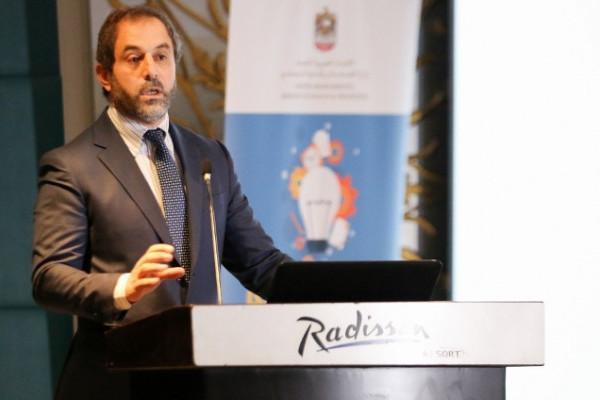 تكريم طالبتين من الجامعة في اليوم العالمي للصيادلة