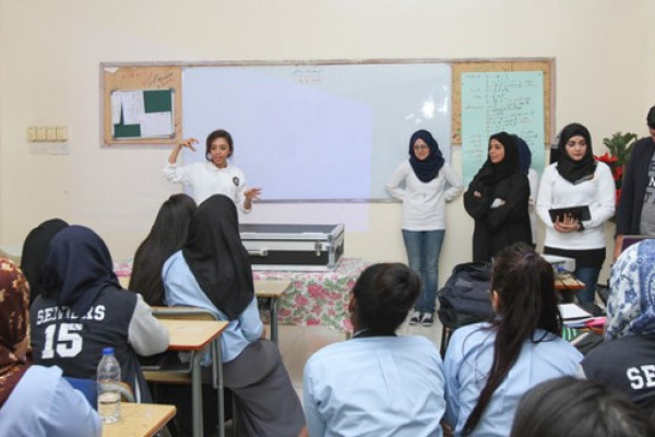 وفد من كلية تكنولوجيا المعلومات في زيارة إلى مدرسة إبن خلدون