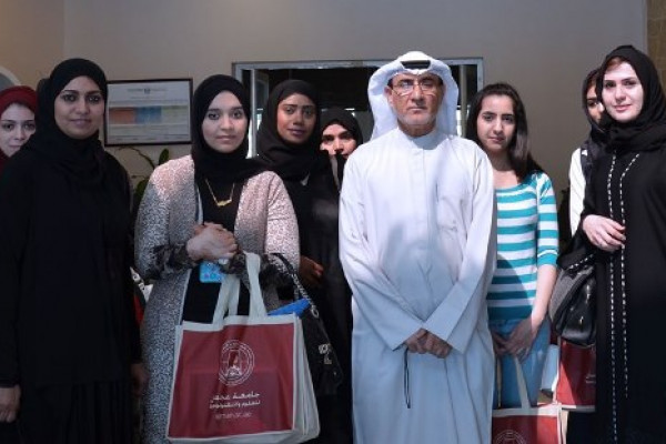 طالبات الجامعة يزرن دار المسنين