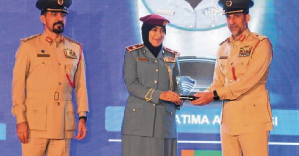 الدكتورة فاطمة الشامسي خريجة كلية القانون تفوز بجائزة المرأة الملهمة في القمة الشرطية العالمية