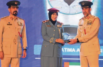 الدكتورة فاطمة الشامسي خريجة كلية القانون تفوز بجائزة المرأة الملهمة في القمة الشرطية العالمية