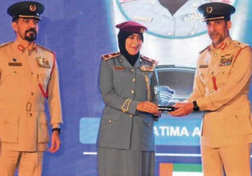 الدكتورة فاطمة الشامسي خريجة كلية القانون تفوز بجائزة المرأة الملهمة في القمة الشرطية العالمية