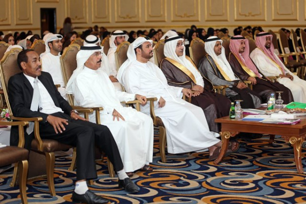 طلبة الجامعة يشاركون في حوارية 