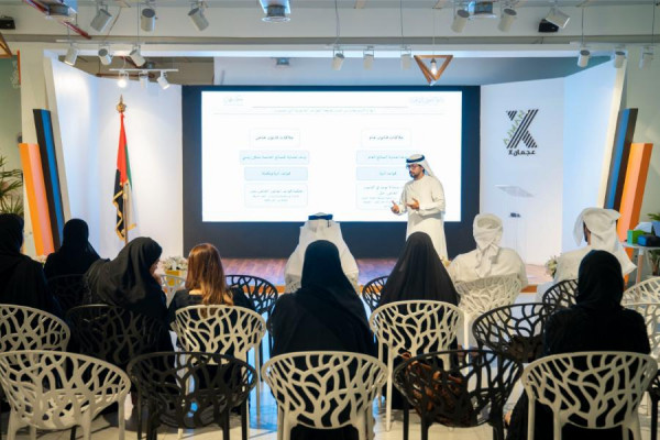 زيارة ميدانية لطلبة كلية القانون لحضور محاضرة من تنظيم دائرة الشؤون القانونية بحكومة عجمان