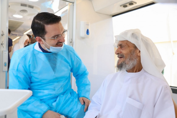 عيادة جامعة عجمان المتنقلة لطب الأسنان تستهل خدماتها في دار رعاية المسنين بعجمان
