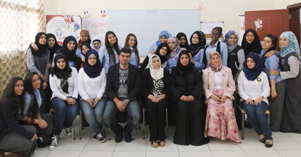 وفد من كلية تكنولوجيا المعلومات في زيارة إلى مدرسة إبن خلدون