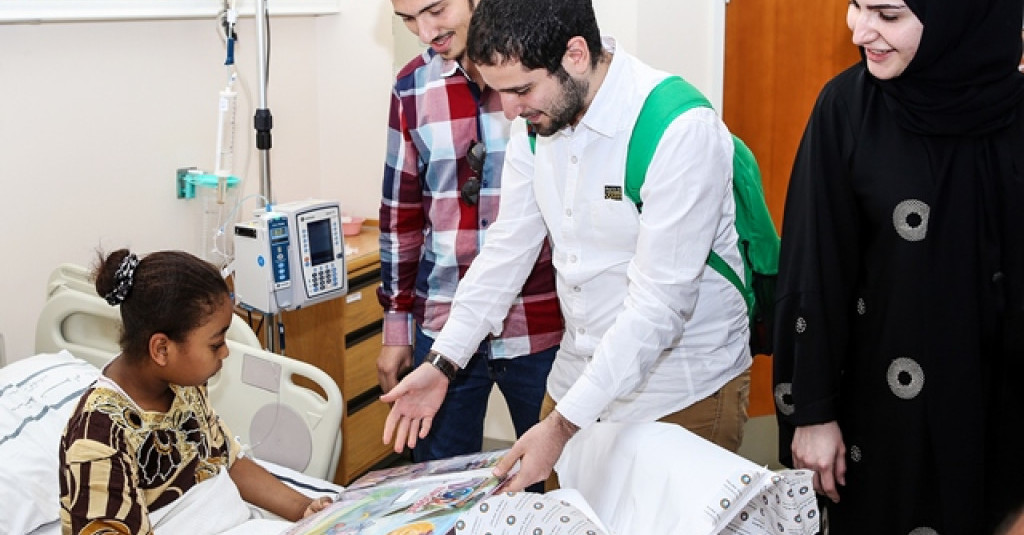 وفد طلابي من جامعة عجمان يزور مستشفى توام في العين