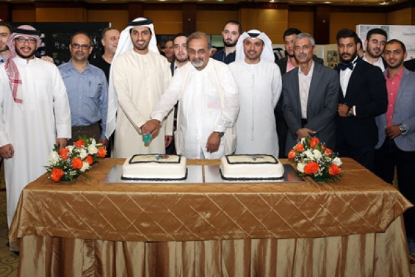 راشد النعيمي يطلع على مشاريع التخرج لطلبة الهندسة في جامعة عجمان