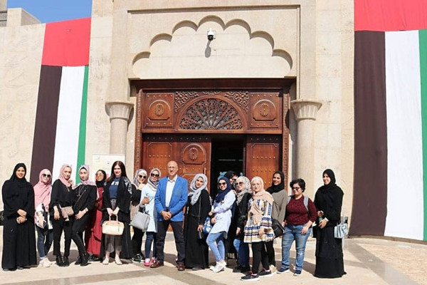 طالبات التصميم الجرافيكي في زيارة ميدانية لمنتدي أسبوع دبي للتصميم