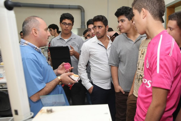 جامعة عجمان تستقبل طلاب وطالبات مدرسة أبو عبيدة