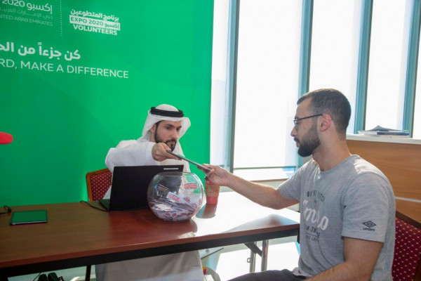 طلبة وخريجو جامعة عجمان يتطوعون في إكسبو 2020