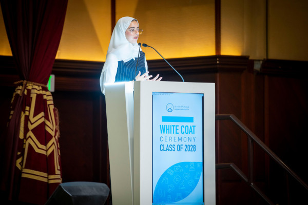 كلية الصيدلة والعلوم الصحية بجامعة عجمان تنظم حفل ارتداء المعطف الأبيض لطلبة برنامج الصيدلة
