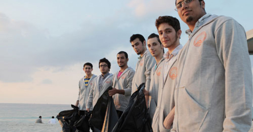 جامعة عجمان تنظم حملة لتنظيف شاطئ عجمان