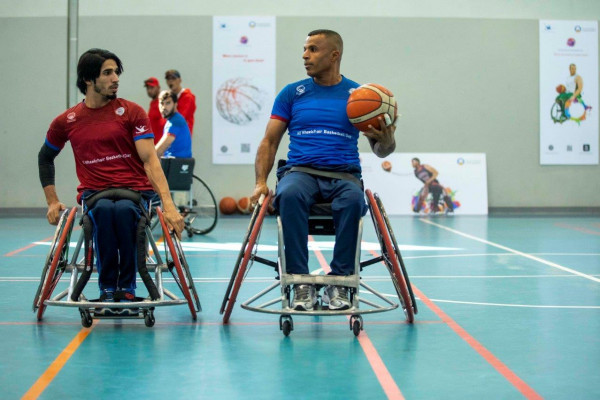 جامعة عجمان تستضيف مباراة كرة سلة لأصحاب الهمم