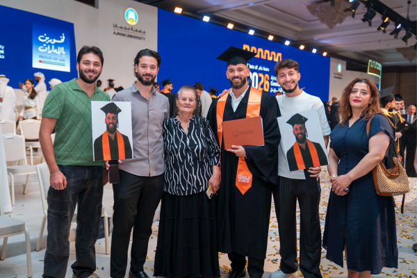 حميد بن راشد يمنح نهيان بن مبارك شهادة الدكتوراة الفخريّة ويشهد تخريج دفعة 