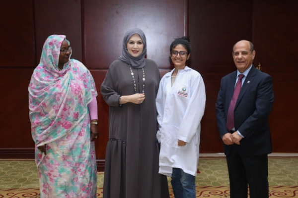 Pharmacy College Welcomes Freshmen with White Coats