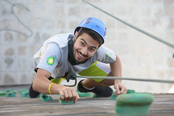 طلاب الجامعة يشاركون في مخيم الشباب المغامرين