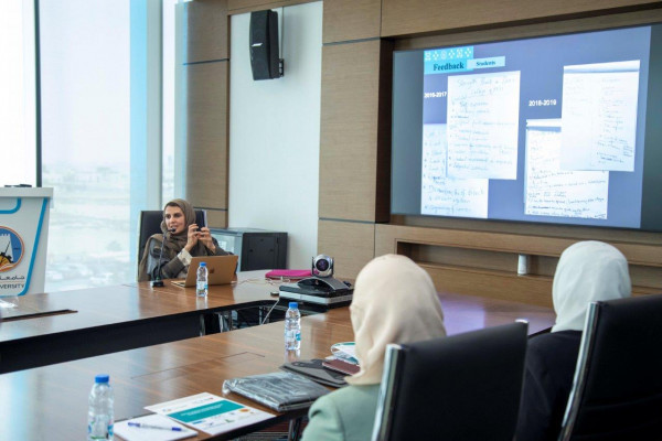 خبراء وأكاديميون يدعون إلى ضرورة تطوير المناهج في كليات طب الأسنان والصيدلة