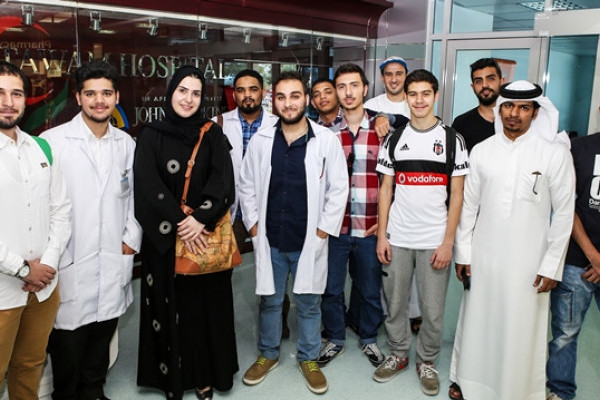وفد طلابي من جامعة عجمان يزور مستشفى توام في العين