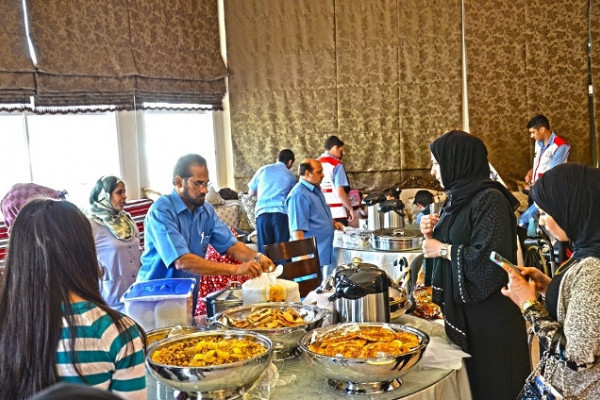 طالبات الجامعة يزرن دار المسنين