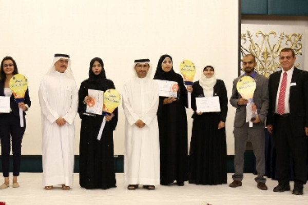 تكريم طالبتين من الجامعة في اليوم العالمي للصيادلة