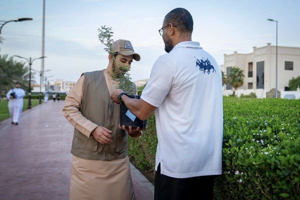 طلاب كلية القانون يقدمون مبادرة بيئية رائعة في حديقة العلم