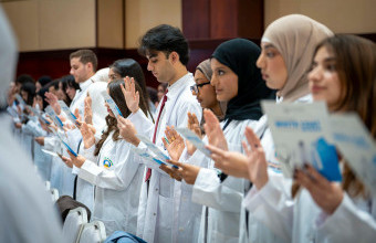 طلبة الطب في جامعة عجمان يرتدون المعطف الأبيض ويخطون أولى خطواتهم نحو الممارسة السريرية