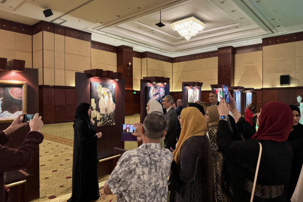 تألق فني يجسد تاريخ الإمارات في معرض 