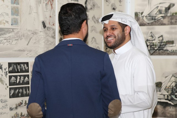 راشد النعيمي يطلع على مشاريع التخرج لطلبة الهندسة في جامعة عجمان