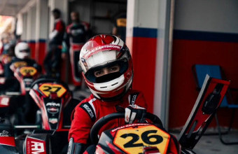 طالبة كلية الإعلام تحرز مركزا متقدما في سباق السيارات بدبي