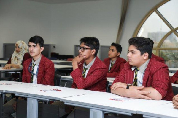 جامعة عجمان تدرّب طلبة المدارس على الإنعاش القلبي الرئوي