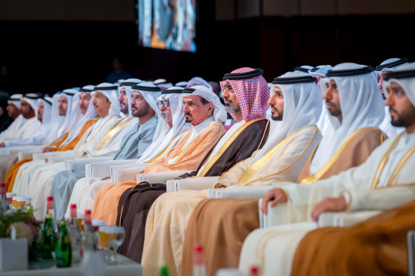 حميد بن راشد يمنح نهيان بن مبارك شهادة الدكتوراة الفخريّة ويشهد تخريج دفعة 