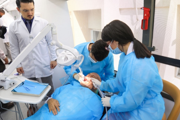 عيادة جامعة عجمان المتنقلة لطب الأسنان تستهل خدماتها في دار رعاية المسنين بعجمان