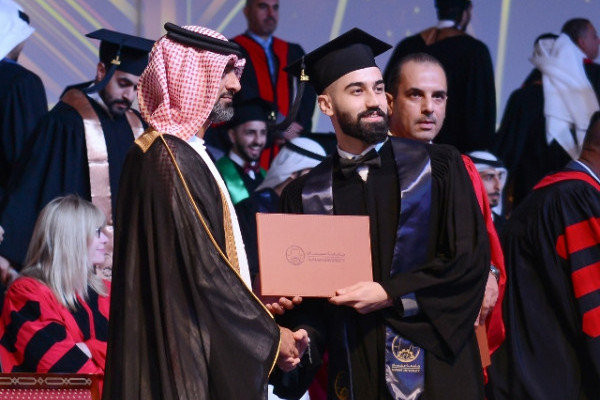 حاكم عجمان يشهد حفل تخريج الفوج الثاني من الدفعة 27 بجامعة عجمان تحت شعار 