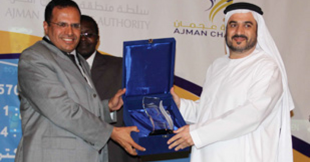 كلية إدارة الأعمال بجامعة عجمان تكرم خلال منتدى الإمارات لتطوير الموارد البشرية