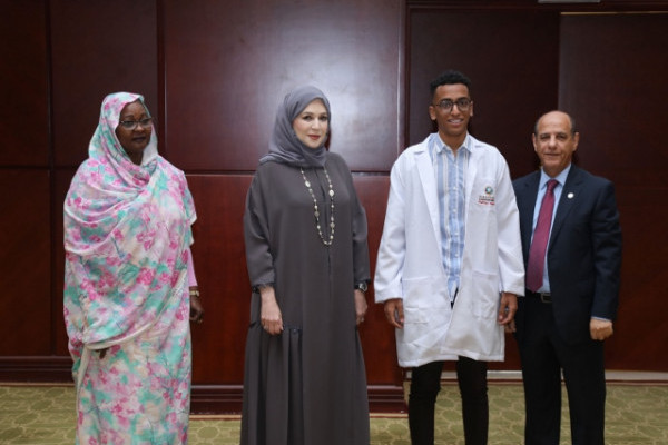 Pharmacy College Welcomes Freshmen with White Coats