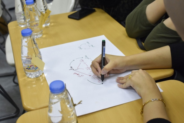 كلية التربية تنظم ورشة حول الاتصال والتواصل الفعال