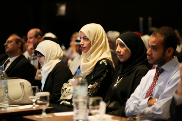 تكريم طالبتين من الجامعة في اليوم العالمي للصيادلة