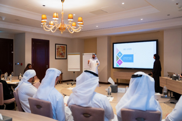 وفد طلابي من كلية القانون في زيارة علمية إلى دائرة الموارد البشرية بعجمان