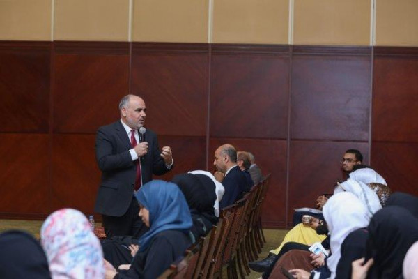 مناظرة حول الانفتاح على التكنولوجيا المعاصرة في جامعة عجمان