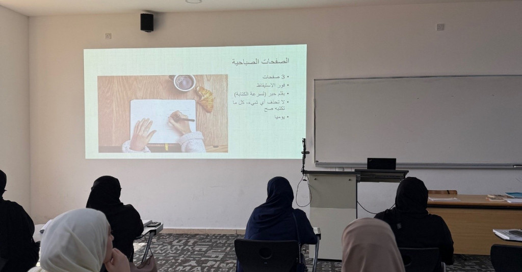 كلية العلوم الإنسانية والعلوم تنظم ورشة عمل في الكتابة الإبداعية