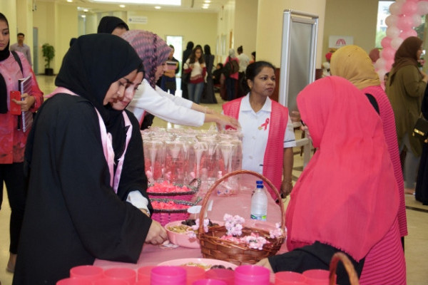 حملة وردية في الجامعة للتوعية بسرطان الثدي