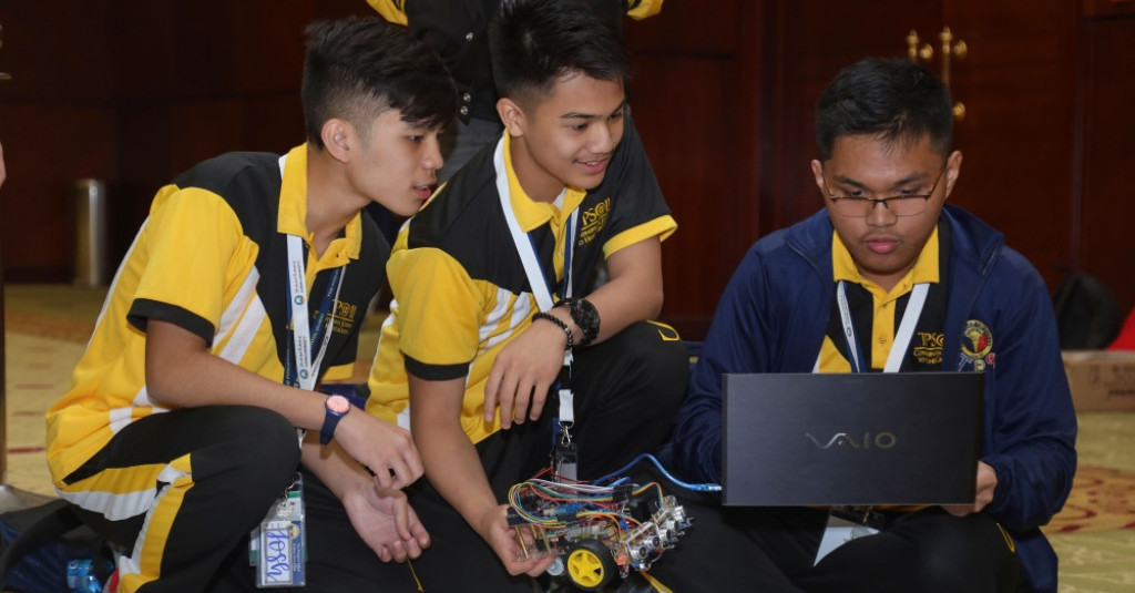 AU Hosts Dynamic Robotics Competition for UAE High School Students