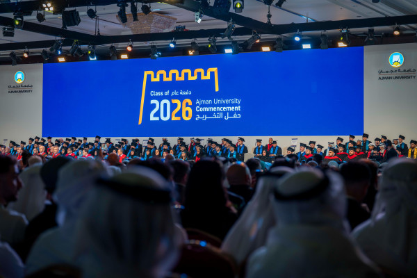 حميد بن راشد يمنح نهيان بن مبارك شهادة الدكتوراة الفخريّة ويشهد تخريج دفعة 