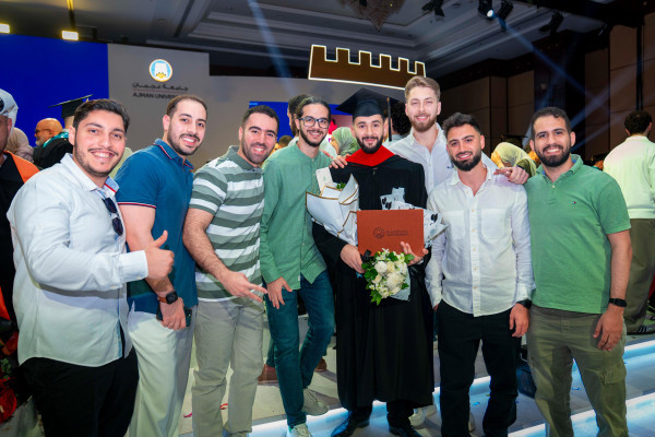 حميد بن راشد يمنح نهيان بن مبارك شهادة الدكتوراة الفخريّة ويشهد تخريج دفعة 