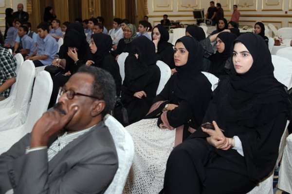 طلبة الجامعة يشاركون في حوارية 